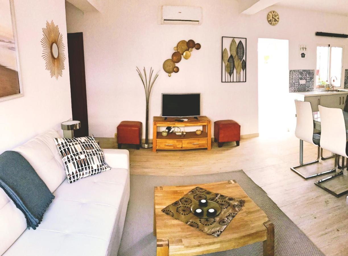 Town House With Patio In Quiet Residential Area 10 Min From Beach Torremolinos Bagian luar foto